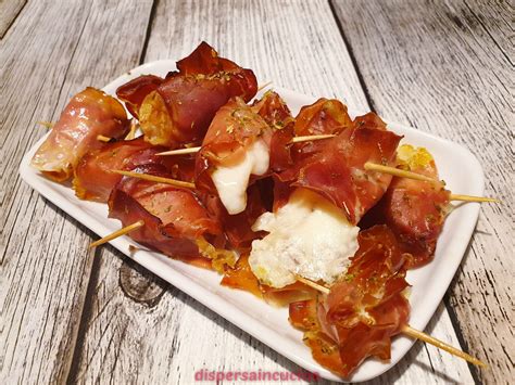Preparazione degli stuzzichini speck e mozzarella