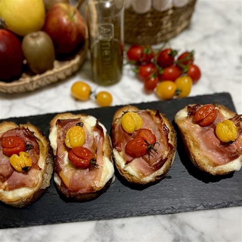 Ingredienti e preparazione crostini con mozzarella e speck