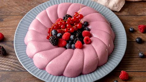 Composizione di bavarese al cocco e frutti di bosco su un piatto elegante