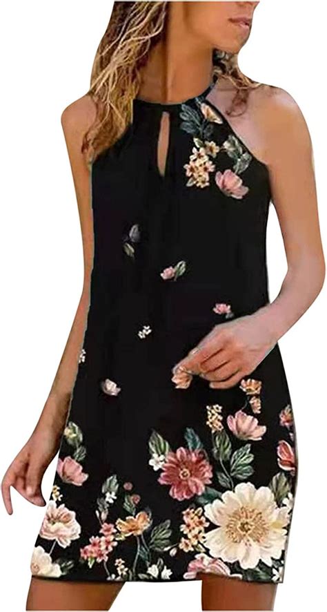 Donna che sceglie vestiti estivi per l'ufficio