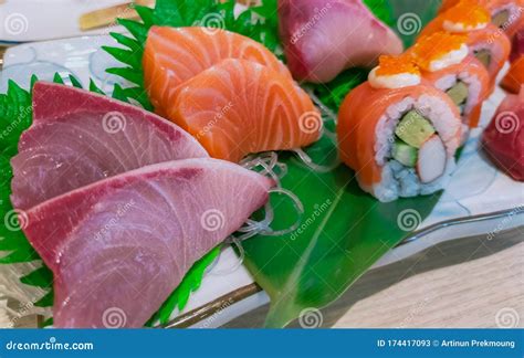 Composizione di sushi e sashimi su un piatto