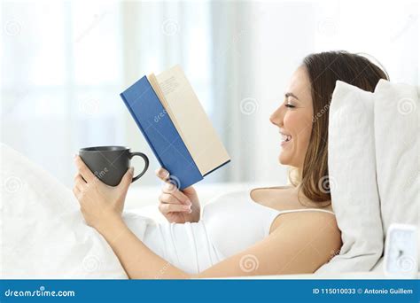 Persona che legge un libro a letto
