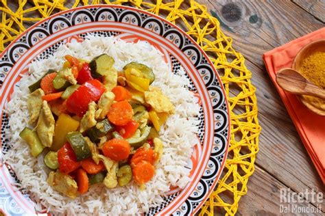 Un piatto colorato di pollo al curry con verdure miste