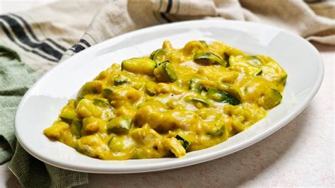 Ingredienti freschi per il pollo al curry: petto di pollo, carote, zucchine, cipollotto
