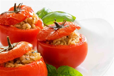 Piatto di pomodori ripieni serviti