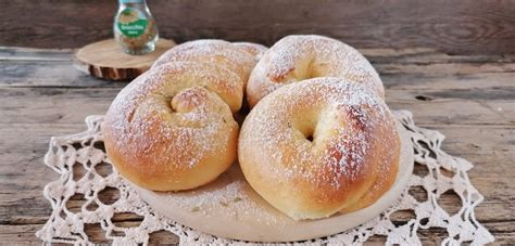 Ingredienti per le ciambelle di San Biagio disposti su un piano di lavoro
