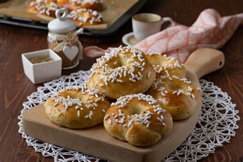 Ciambelle di San Biagio decorate con granella di zucchero e amarene candite