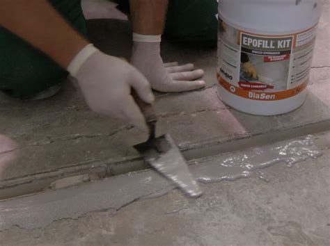 Applicazione di stucco epossidico in una crepa