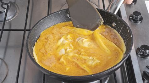 Padella con frittata in cottura