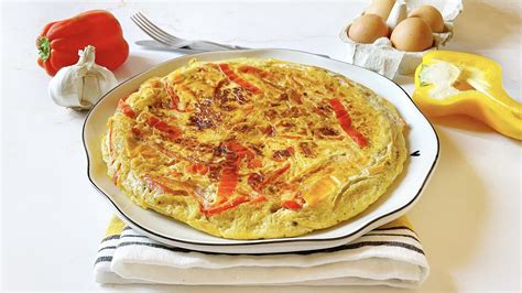 Frittata di peperoni tagliata a cubetti su un piatto da portata