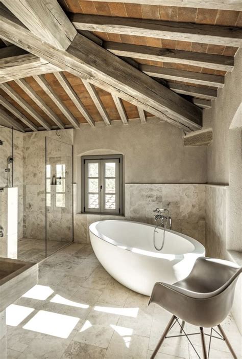 Bagno moderno con travi in castagno a vista imbiancate e pareti color tortora