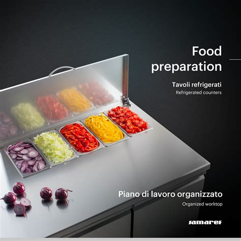 Ingredienti disposti in modo ordinato su un piano di lavoro