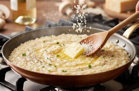 Mantecatura di un risotto con burro e formaggio