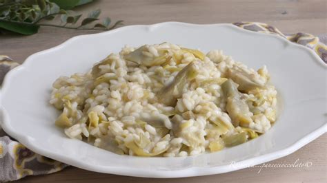 Piatto di risotto ai carciofi guanciale e pecorino guarnito