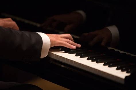 Pianista che suona in un teatro