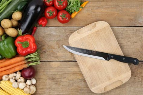 Pere mature su un tagliere con un coltello