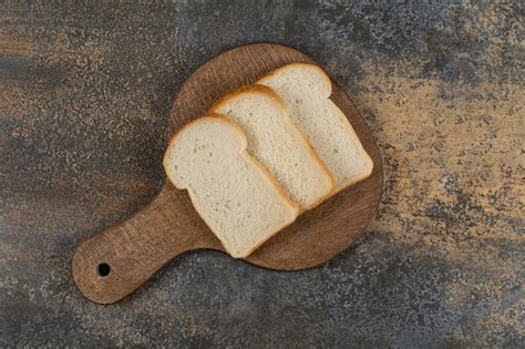 Fette di pane tostato su un tagliere