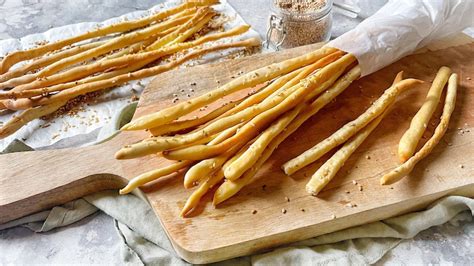 ingredienti per grissini su un tavolo di legno