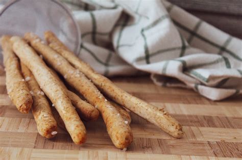 grissini senza glutine su una griglia di raffreddamento