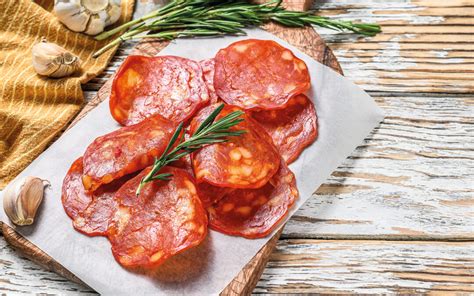 Salame calabrese affettato con segni di alterazione