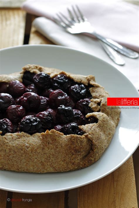 crostata integrale pronta per essere infornata