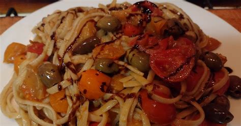 Linguine con pomodorini gialli e acciughe