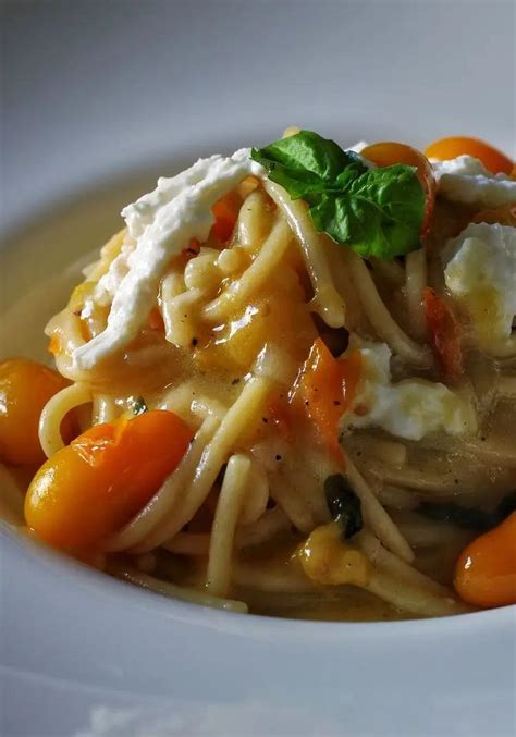 Piatto di spaghettoni con datterini gialli
