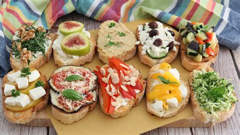 Varietà di ingredienti freschi per condire bruschette