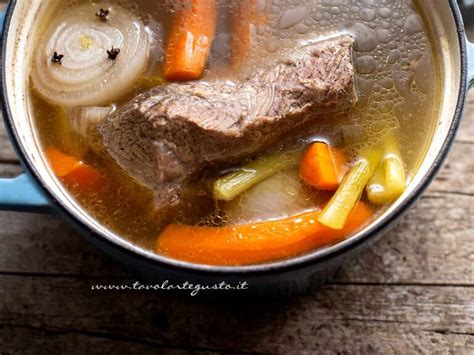 Brodo di carne fumante con verdure