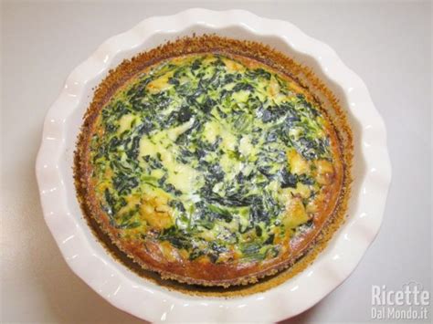 Uova sbattute con spinaci e formaggio in una ciotola