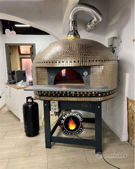 Interno di una pizzeria accogliente con forno a legna
