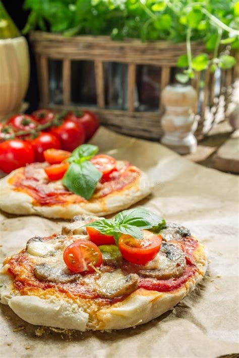 Ingredienti freschi per pizza disposti su un tavolo di legno