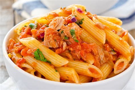 Ingredienti per pasta tonno e pomodoro