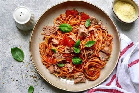 Piatto finale di spaghetti con tonno e pomodoro