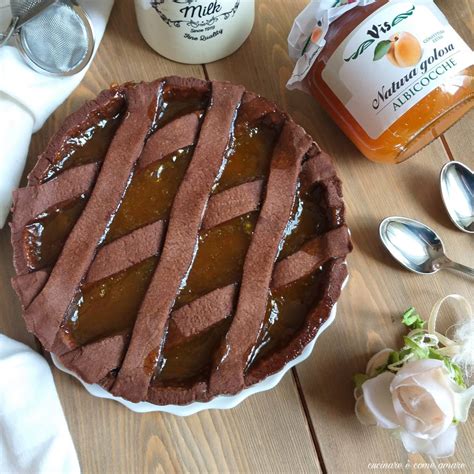 Una crostata al cacao e marmellata di albicocche su un tavolo di legno
