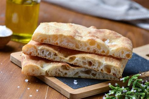 Primo piano di una focaccia ligure dorata e fragrante