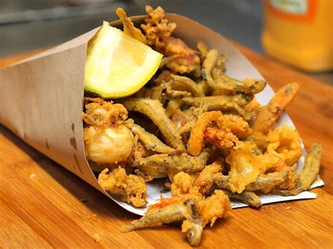 Fritto misto di pesce servito in un cartoccio