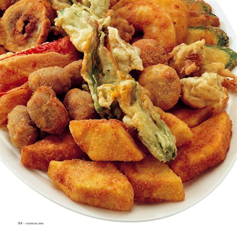 Un vassoio di fritto misto con patatine