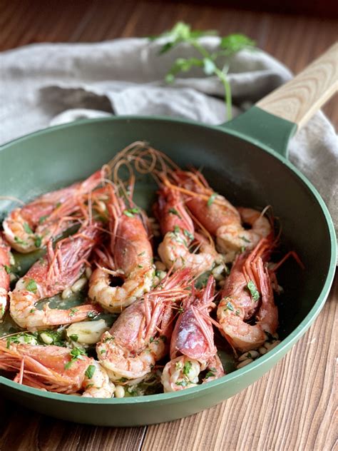 Gamberetti saltati in padella con aglio e prezzemolo