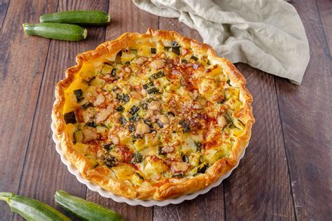 Torta salata zucchine e gamberetti dorata e pronta per essere servita