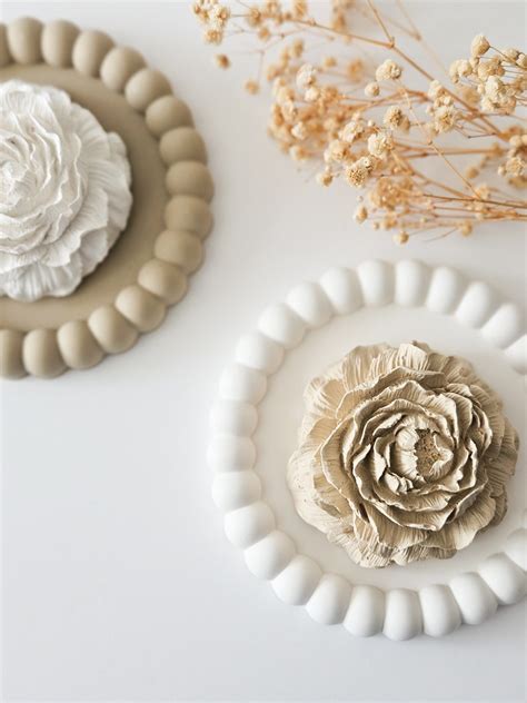 Decorazione a forma di fiore realizzata con la pasta brisée in eccesso