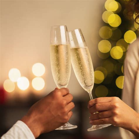 Coppia che brinda con champagne a Capodanno