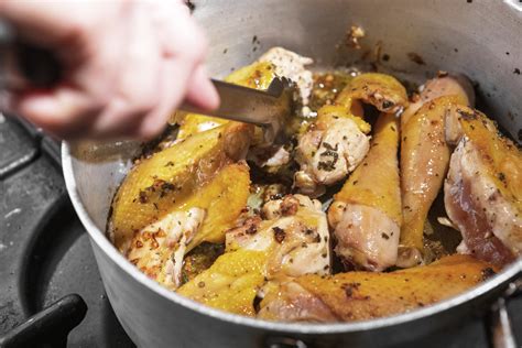 Polenta fumante in un piatto di terracotta con galletto alla cacciatora
