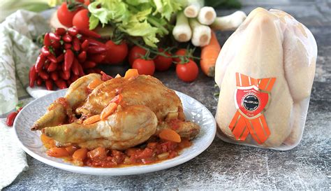 Ingredienti freschi per il galletto alla cacciatora: pomodori, erbe aromatiche, cipolla, carota, sedano