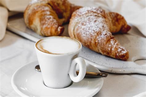 Italiani che fanno colazione a casa