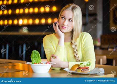 Persona che sceglie cibo sano