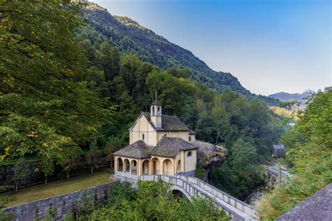 Paesaggio della Valle Anzasca con il Monte Rosa sullo sfondo