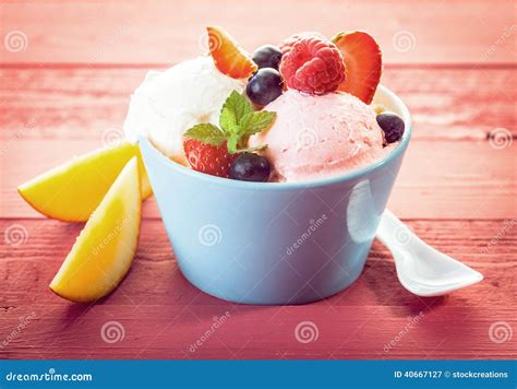 gelato con frutta fresca