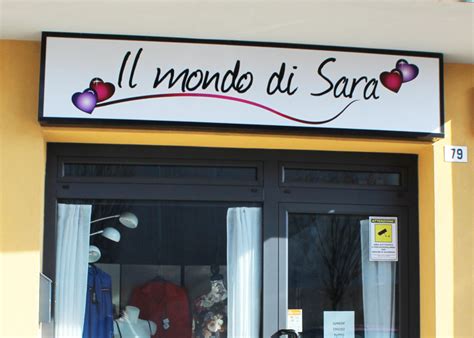 negozio di gelati con insegna