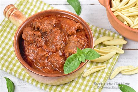 Pentola con ragù di carne siciliano che sobbolle